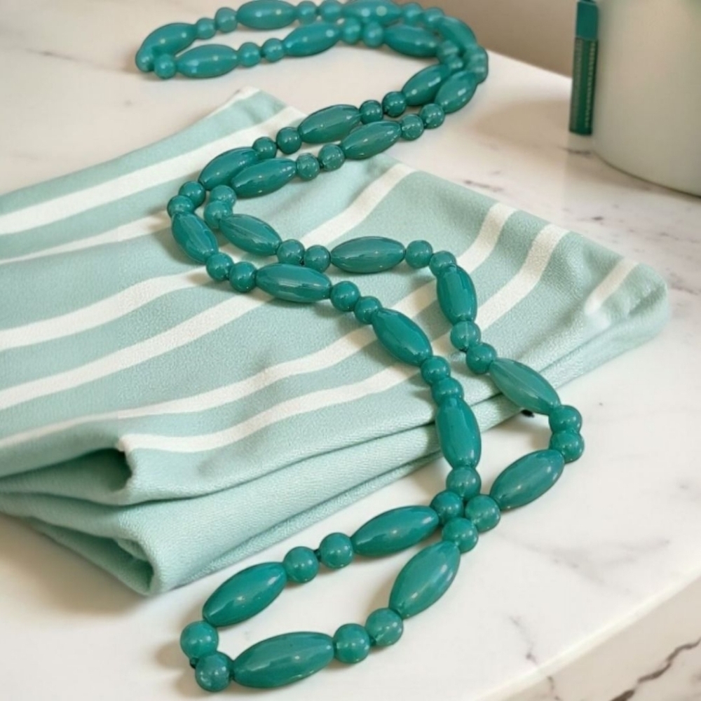Classic Shiny Green Glass Beaded Necklace In Quaint Milk Glass Dish - Picture 3 of 4